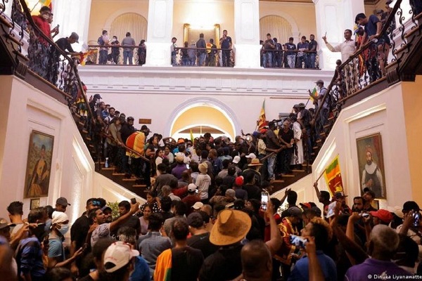 صحيفة فرنسية: مصر وتونس دول مهدد بالانهيار على غرار سريلانكا 